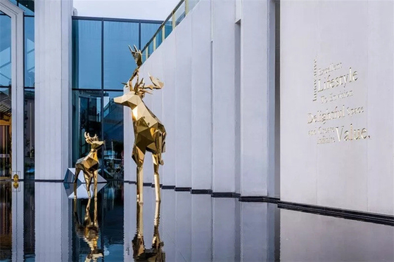 스테인레스 강 정원 동물은 기하학적 닦은 큰 금속 사슴 상을 조각합니다
